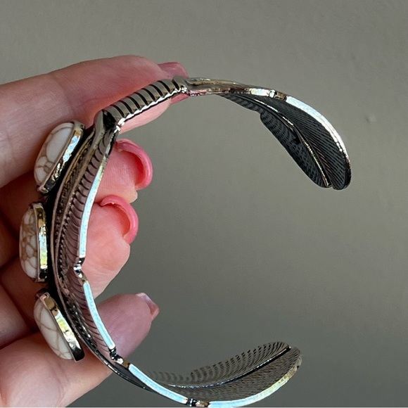 Cuff Bracelet silver tone and cream colored stones, fashion jewelry - Picture 8 of 8